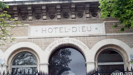 "Ce n'est pas acceptable" : l'accès à l'hôpital l'Hôtel-Dieu restreint pour la visite du Pape à Paris