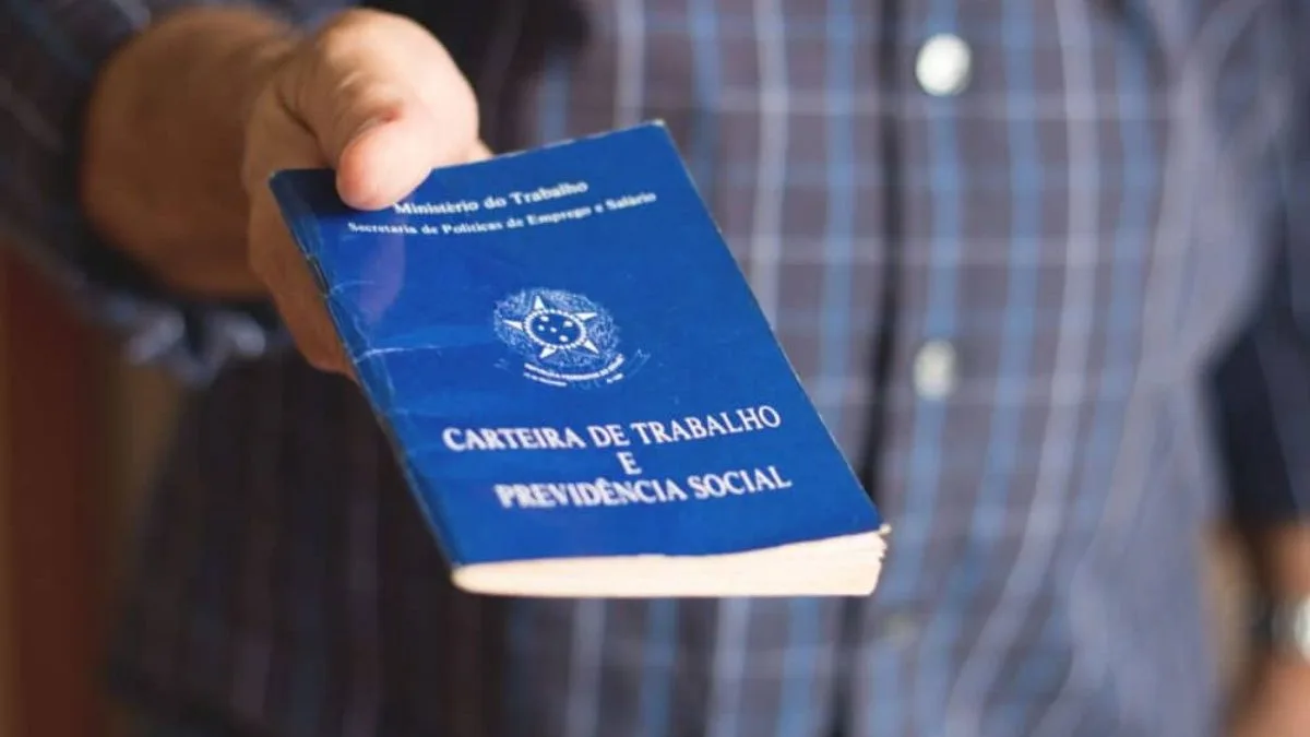 Desemprego no Brasil recua para 5,3%, menor da série para o período, mas renda média cai e informalidade sobe