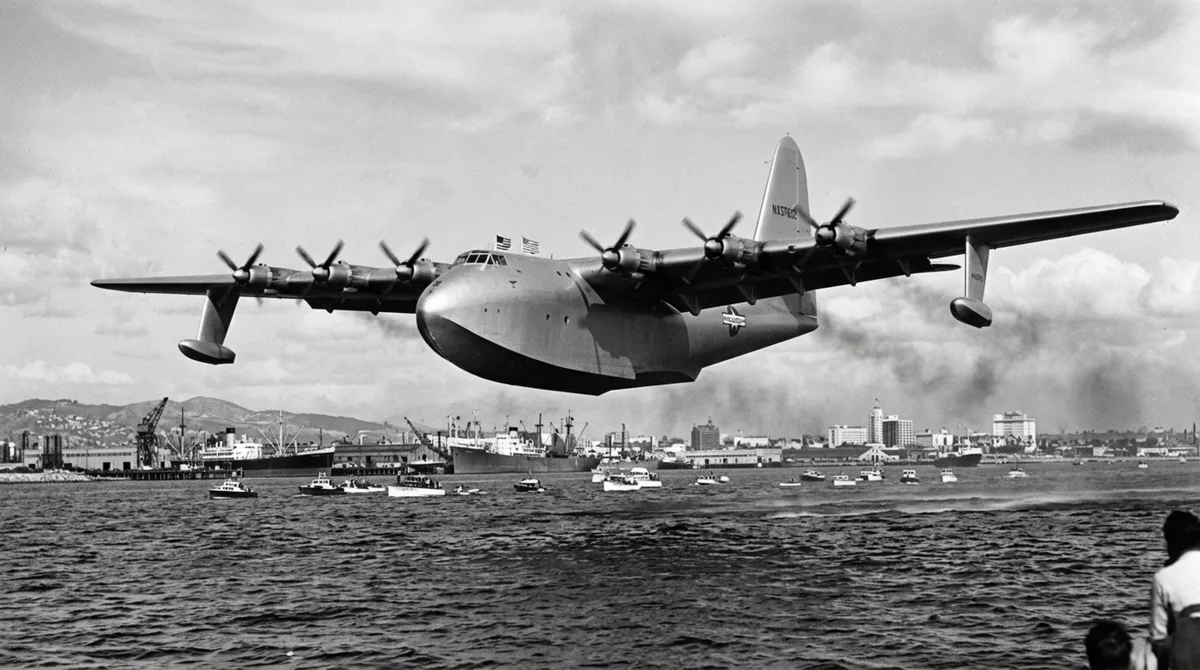 Com 66,65 metros de comprimento e asas que chegavam a quase 98 metros de envergadura, este avião utilizava oito motores e foi construído quando atravessar oceanos com cargas militares gigantescas ainda parecia um desafio extremo