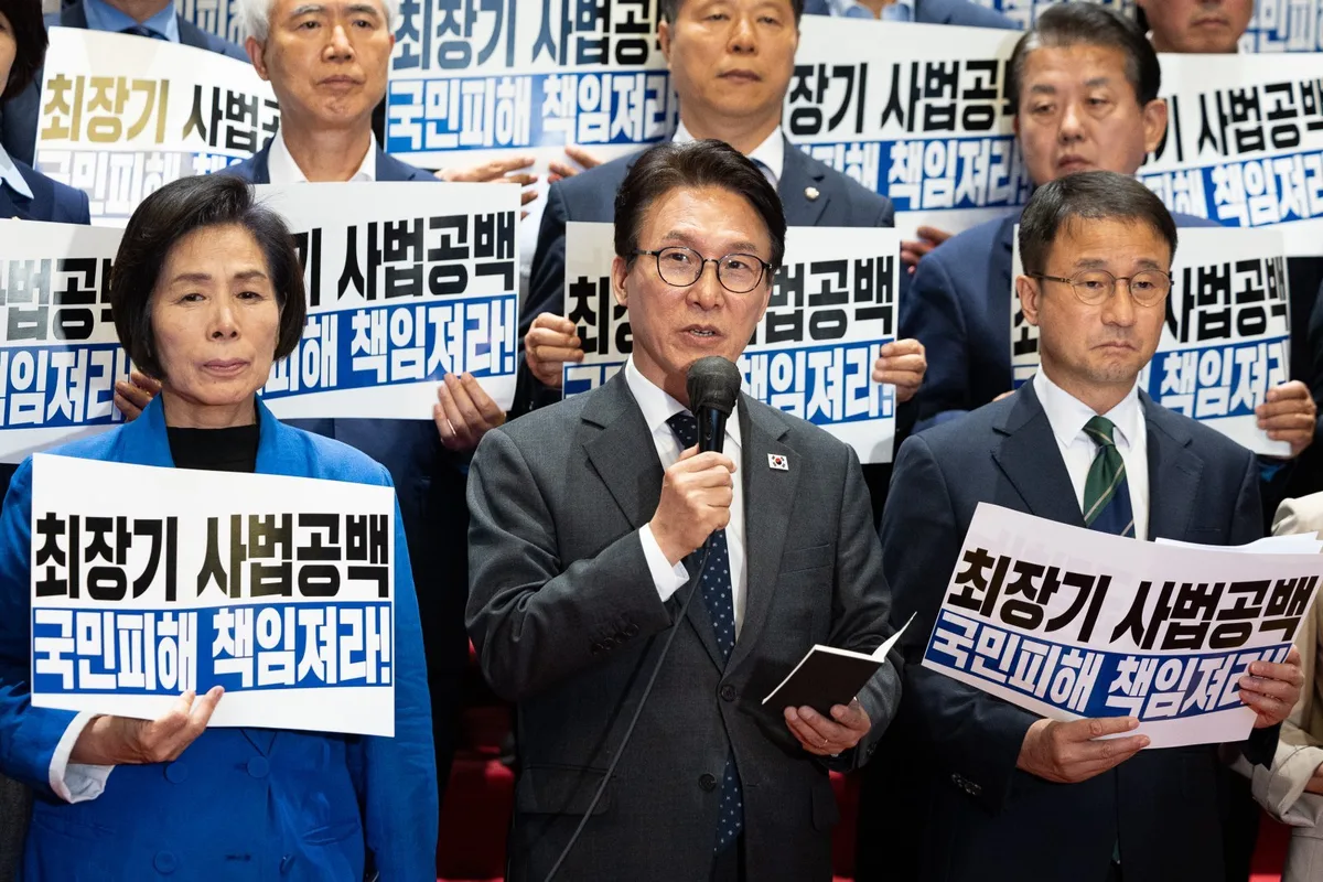 추석에도 뜨거운 조희대…與 “근무 태만” vs 野 “길들이기”