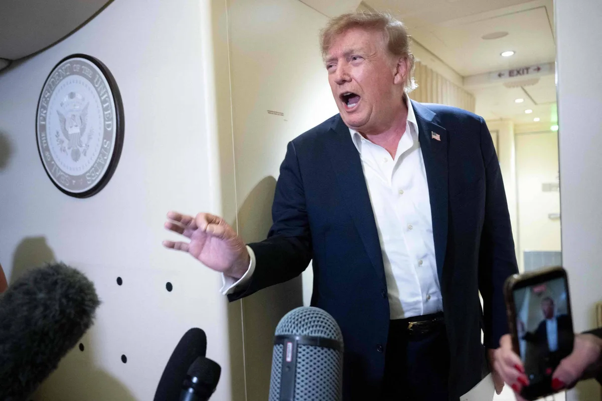 Aprovação de Trump sobe após atingir mínima histórica em pesquisa Reuters/Ipsos
