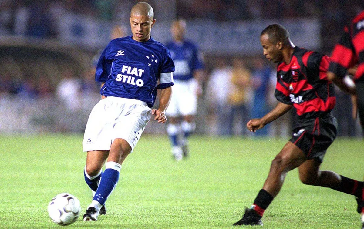 Hoje técnico na Série B, Alex teve passagem turbulenta no Flamengo e virou ídolo no Cruzeiro