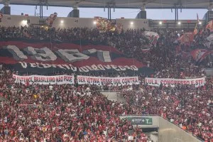 Flamengo e Fluminense protestam contra MP das Bets; torcedores estendem faixa