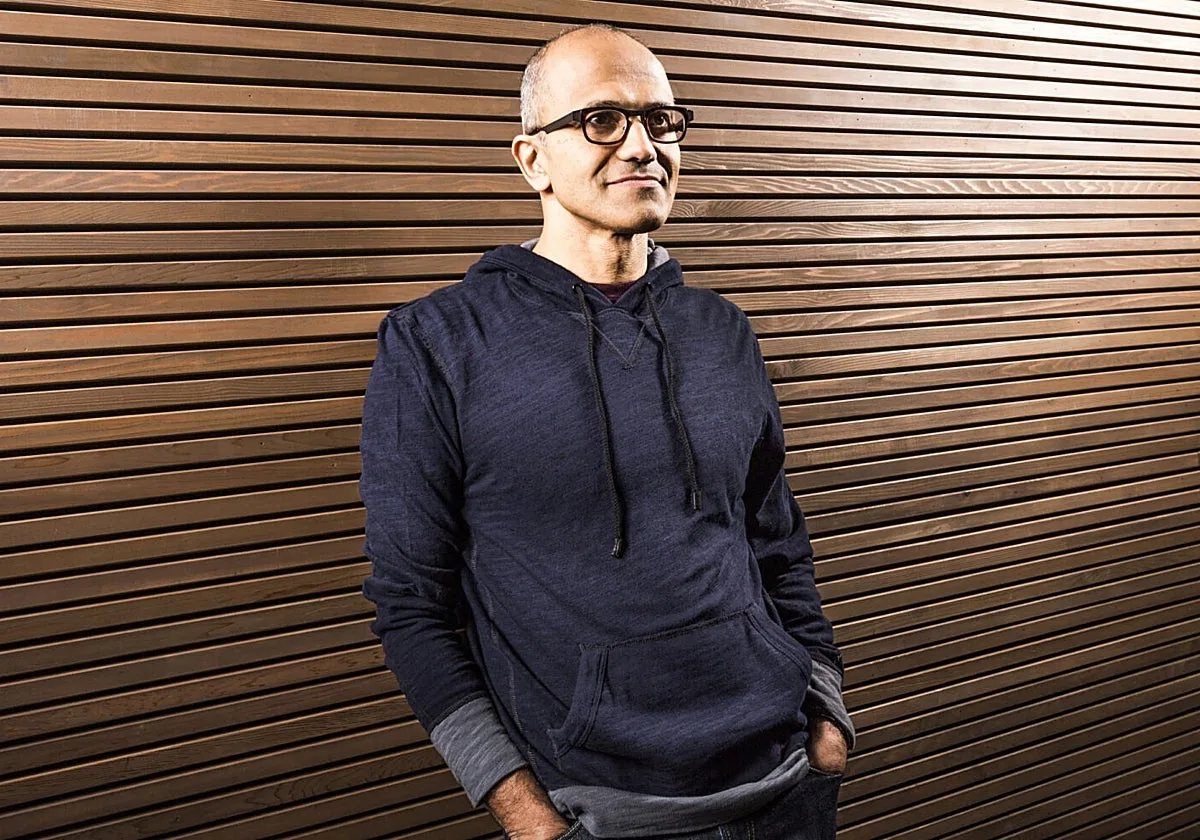 Satya Nadella pide un «botón de emergencia» para la IA: cualquier persona debería poder detenerlas mientras trabajan