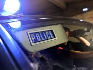 Un jeune de 17 ans retrouvé mort chez lui : la mère en fuite a été récupérée en mer par la police