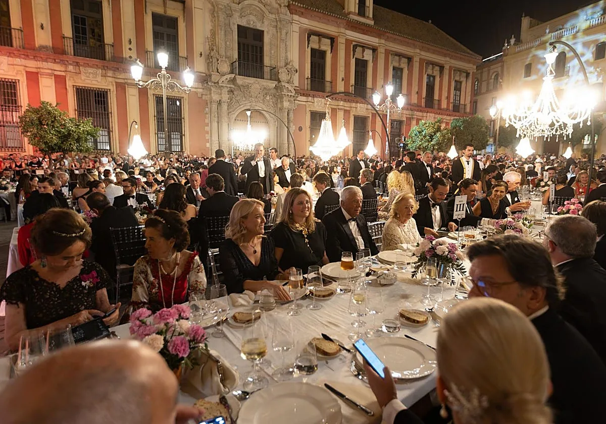 La Consejería de Turismo pagó 18.000 euros a Escaparate para la gala en la plaza Virgen de los Reyes