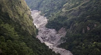 Balanço Nepal. Desaparecidos disparam para mais de 5.600 e mortos sobem para 1.280