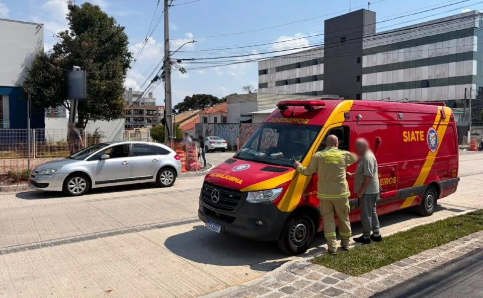 Ciclista de 80 anos é atropelado por carro no Portão e levado ao hospital após sentir dores na lombar