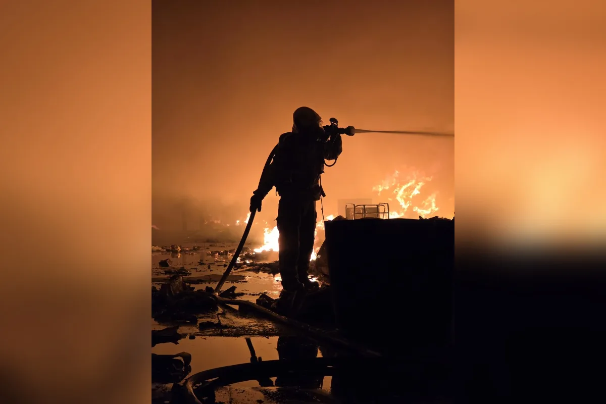Briga termina em incêndio de grandes proporções em galpão de BH