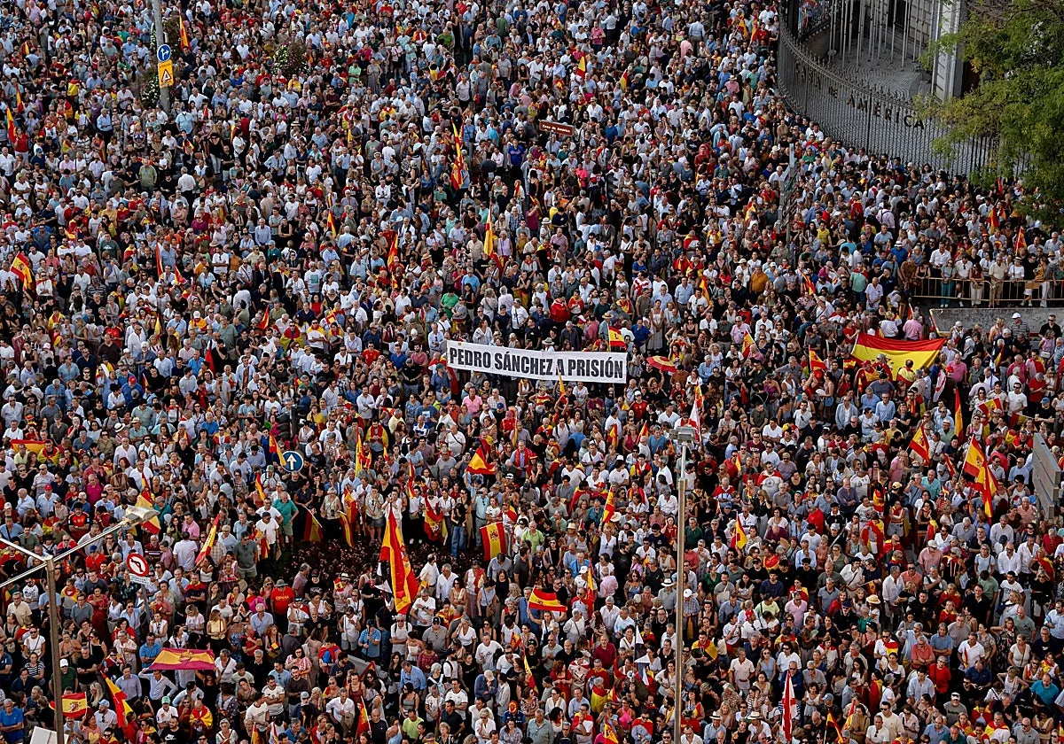 España toma la calle a favor de Ceuta y en contra de Sánchez