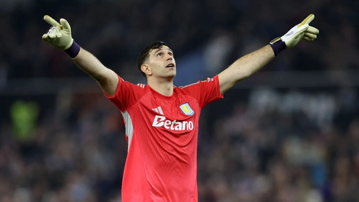 Chelsea sign World Cup winner Emi Martinez from Aston Villa on 3-year deal