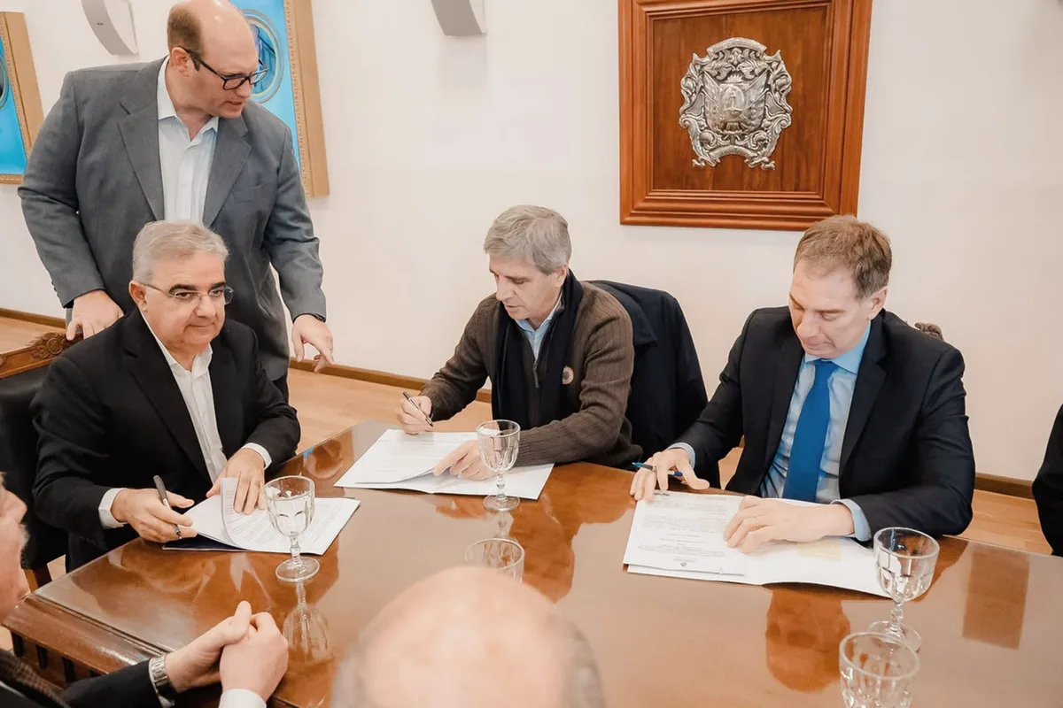 Luis Caputo gana terreno en la negociación con los gobernadores y apela a la gestión de la billetera