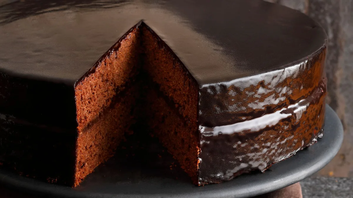 La tarta que enloquecerá a todos los amantes del chocolate: esponjosa, de cobertura suave y relleno jugoso