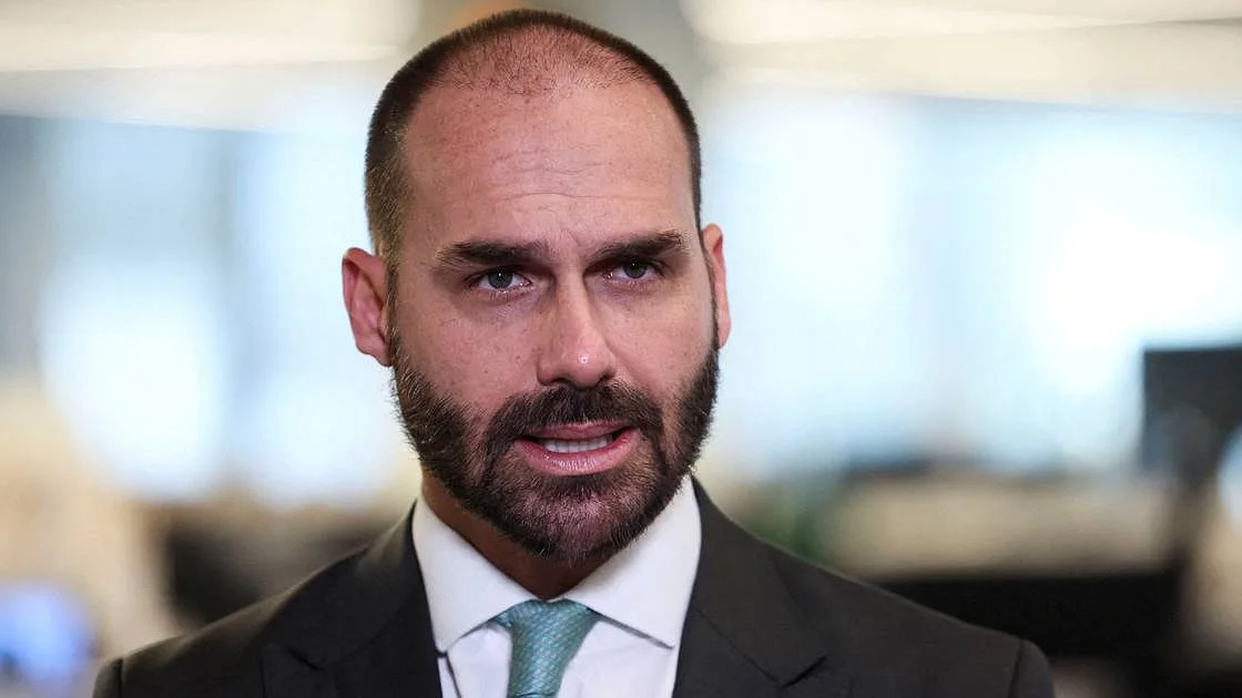 Governo brasileiro demite Eduardo Bolsonaro da Polícia Federal por faltas injustificadas