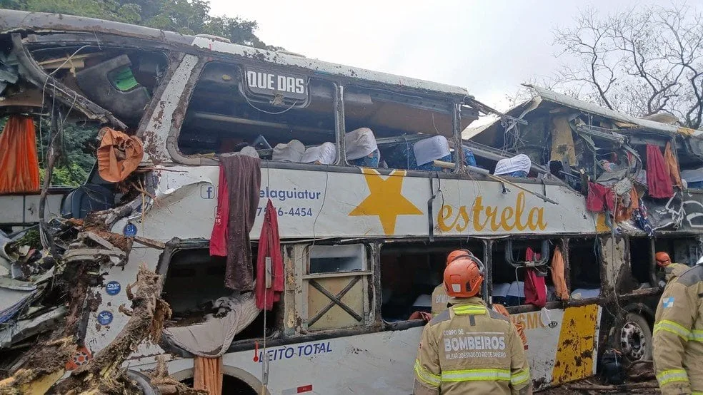 Trágico accidente en Brasil: diez personas murieron tras volcar un autobús con 47 pasajeros en la sierra de Río de Janeiro