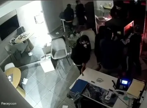 Sujetos encapuchados asaltan Notaría en Monterrey; roban 100 mil pesos