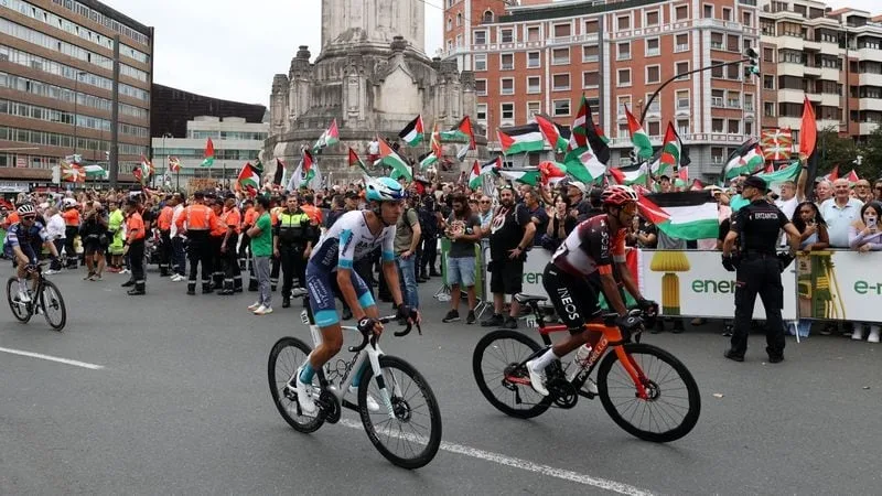 La Vuelta a España vuelve con Pogacar como estrella y el reto de alejar el fantasma de las manifestaciones propalestinas del año pasado: la carrera no terminará en Madrid