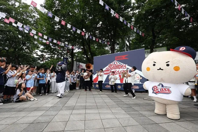 두산 '망곰 페스티벌' 대박 터졌다…상품을 넘어 경험으로, 스포츠 IP 컬래버 '새 문법'