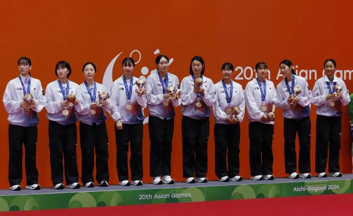 안세영 웃고는 있지만! 韓 꺾은 日 배드민턴 아이돌, 통한의 눈물…왕즈이→천위페이에 농락, 중국 12년 만의 금메달