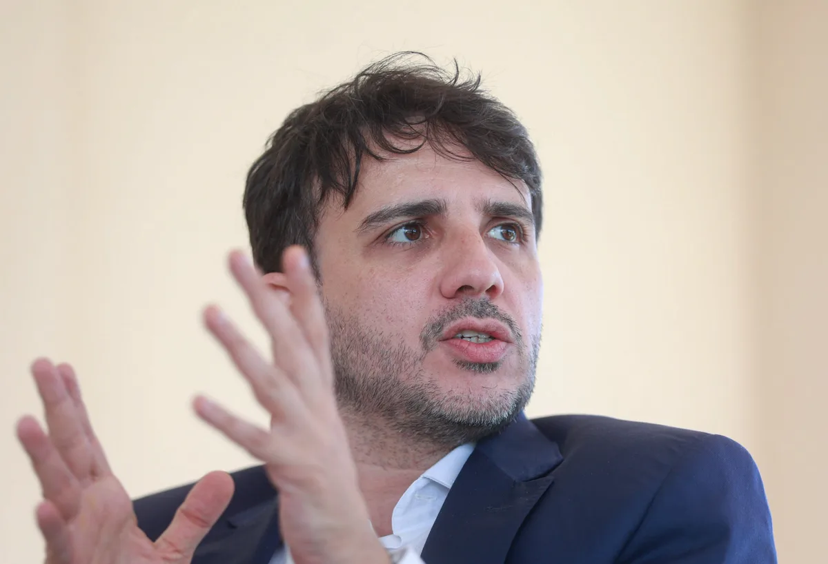 Renan Santos compara vender Petrobras a terceirizar Forças Armadas