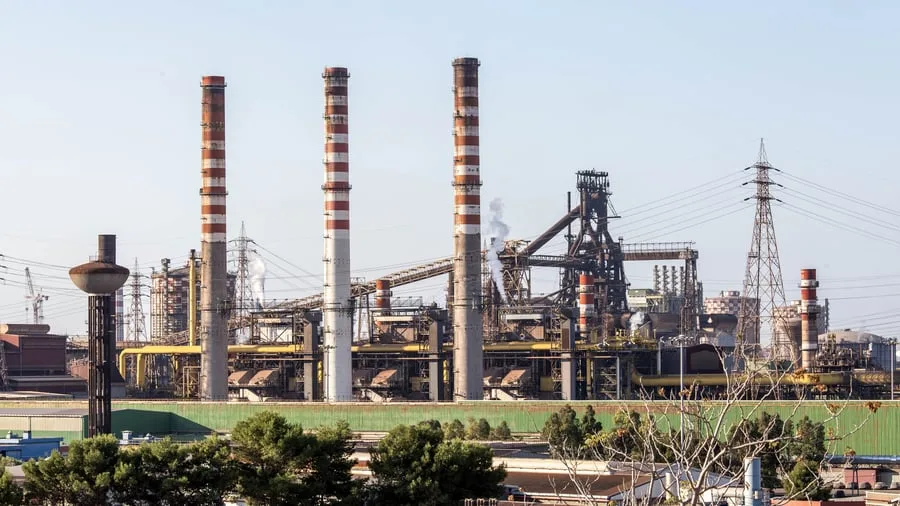Industrie: Milliarden versinken im „schwarzen Loch“: Italiens größtes Stahlwerk muss Hochöfen schließen