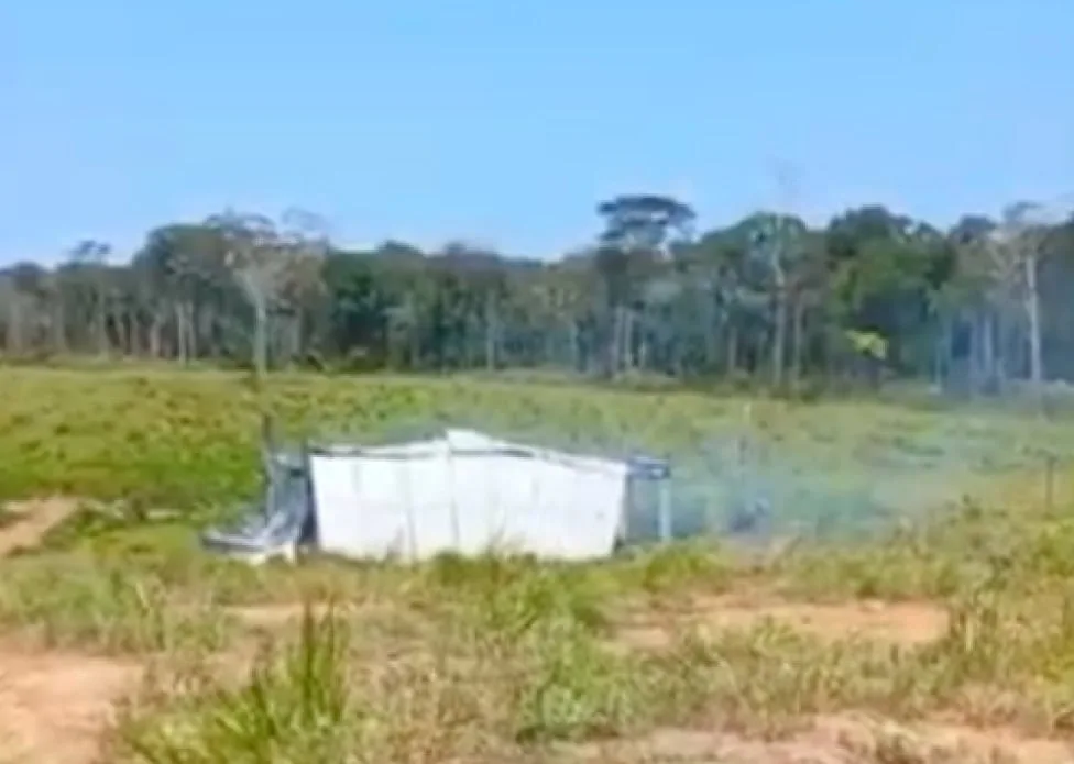 Vídeos mostram barracos e motos em chamas após operação ambiental na fronteira do Acre com Amazonas