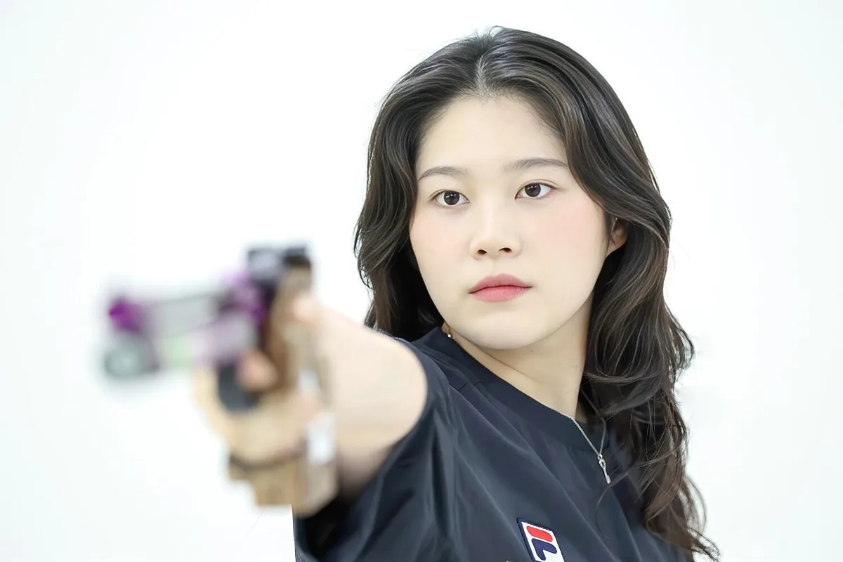 女子10mエアピストル団体で銀