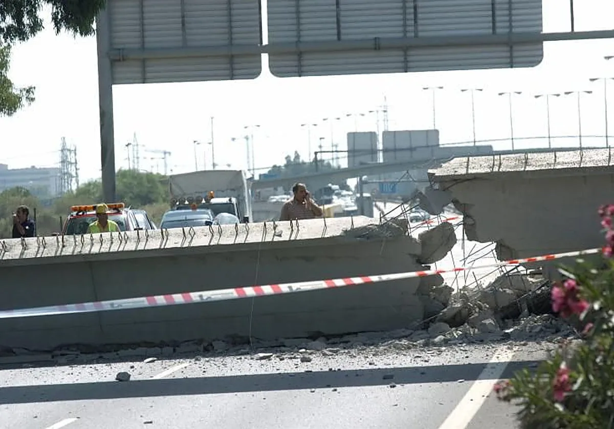 La viga de veinte toneladas del viaducto del Metro que cayó sobre la SE-30 sin causar desgracias