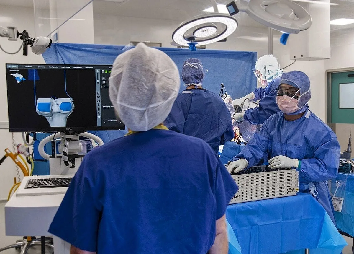 La cirugía de reemplazo de rodilla asistida por robots no es mejor que los procedimientos tradicionales con cirujanos, concluye un ensayo