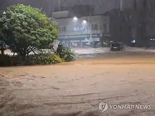거제 옥포동서 산사태…아파트 1층 덮쳐 1명 사망·2명 구조(종합)