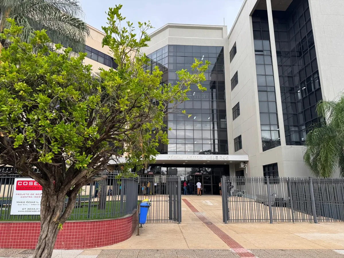Justiça dá 4 anos de prisão a homem que matou 5 cães em fossa