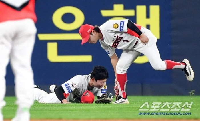 [포토] 김호령 호수비에 감탄하는 박정우, 이걸 잡네