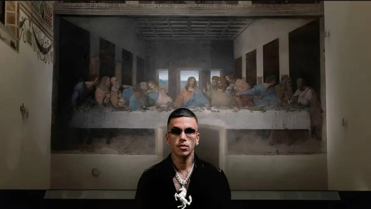 El rapero Sfera Ebbasta filmó un videoclip ante la “Última Cena” de Leonardo Da Vinci y desató una ola de críticas