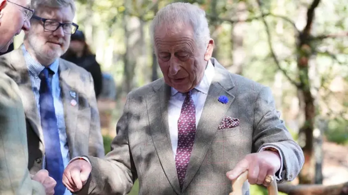 El rey Carlos III sorprende al aparecer en una fotografía con un inusual bastón para mantener el equilibrio