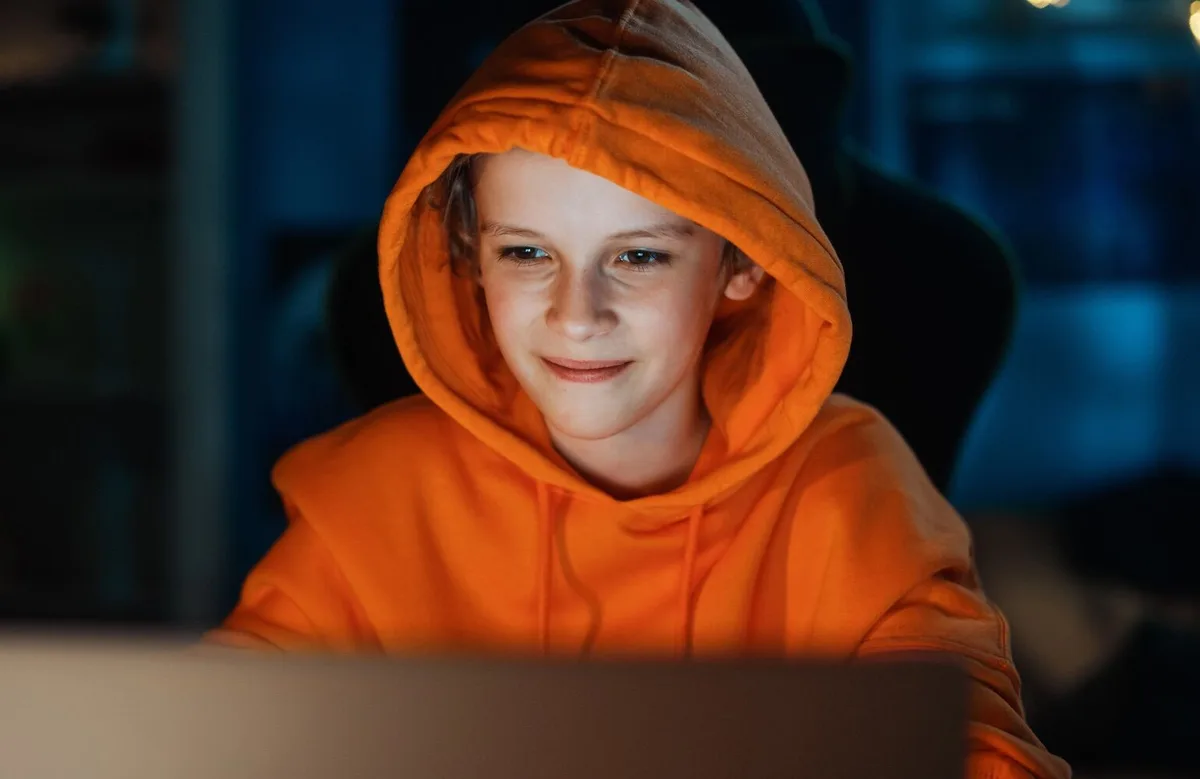 Menino de 9 anos gastou 100 mil euros da empresa do pai a promover o canal de YouTube