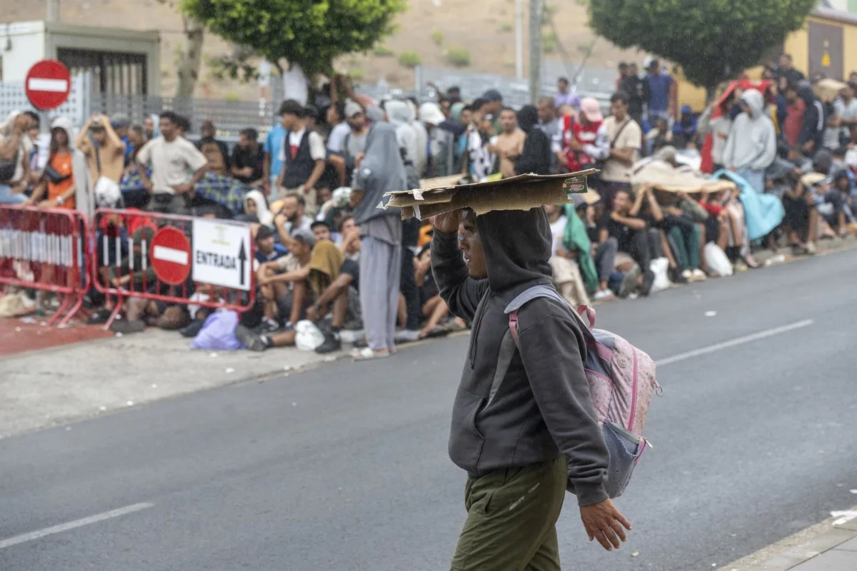Las versiones sobre el papel de Marruecos en la crisis de Ceuta: el informe señala el “guiado activo” de sus agentes mientras Interior asegura que no se le puede atribuir la autoría