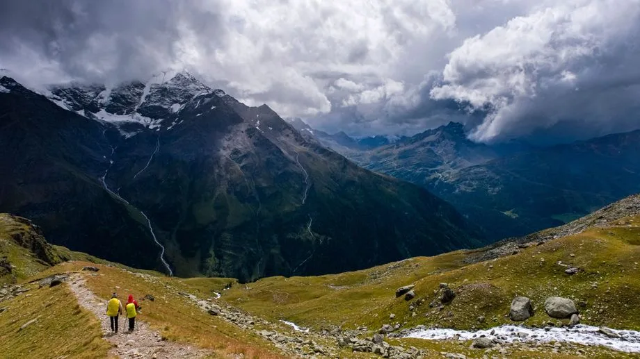 Foudre, pluies intenses, coulée de boue, vent : quelles précautions prendre lors d'un orage en randonnée ?