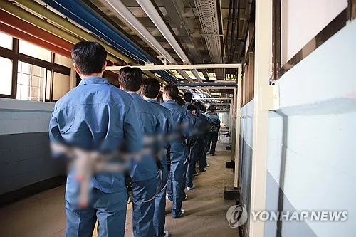 구치소서 보호장비 3종 채워 9시간 결박…"신체자유 침해"