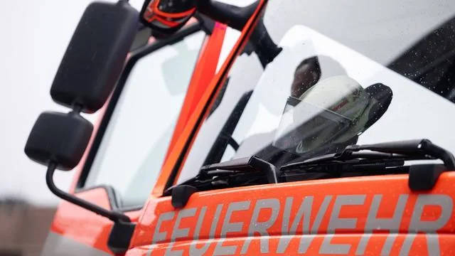 Im Auto eingeschlossen: Auto landet in Lager von Supermarkt - Fahrer verletzt