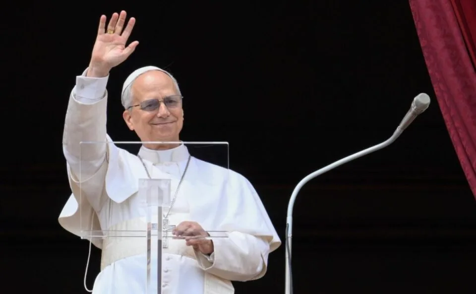 Papa Leão XIV recebe alta hospitalar e retorna ao Vaticano após cirurgia para tratar câncer de pulmão