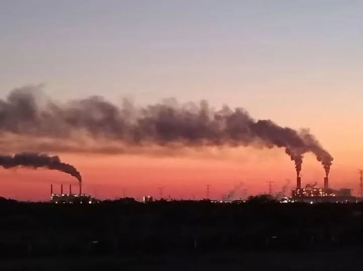 Recomiendan cubrebocas por contaminación de termoeléctricas en Nava, Coahuila