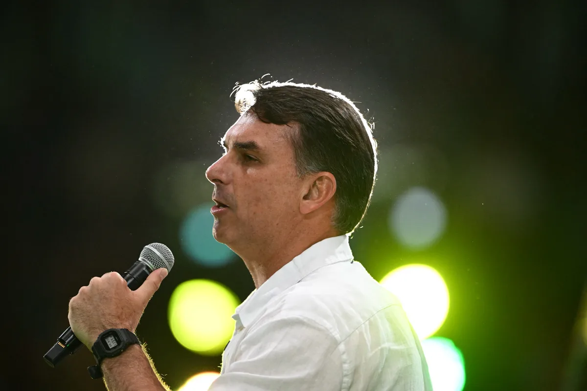 O acordo que pode dar a Flávio Bolsonaro um importante aliado na reta final da campanha