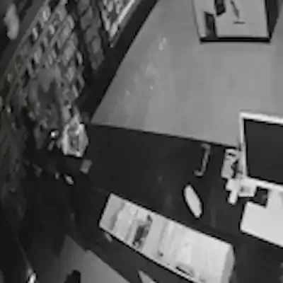 Homem invade loja pelo telhado, despenca do forro e acaba preso