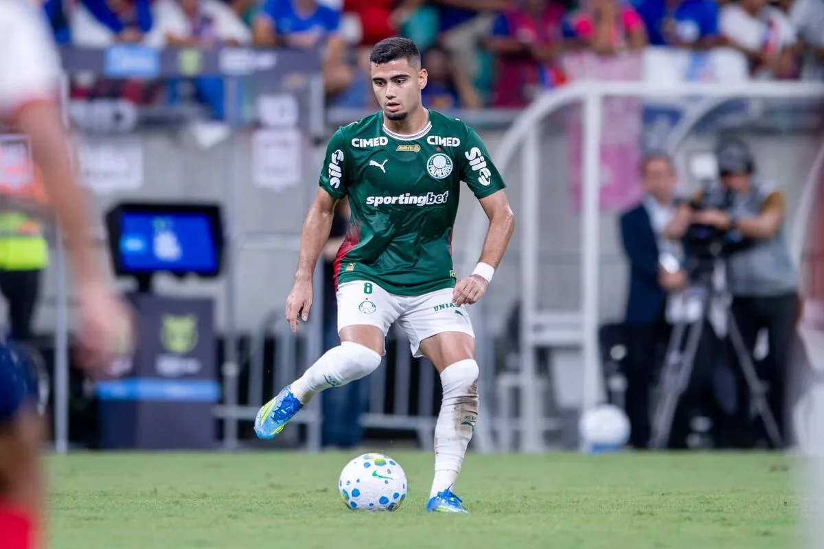 Andreas Pereira admite erro após expulsão inusitada e pede desculpas no Palmeiras