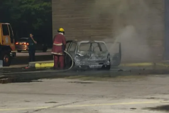 Se incendia vehículo en estacionamiento de un supermercado