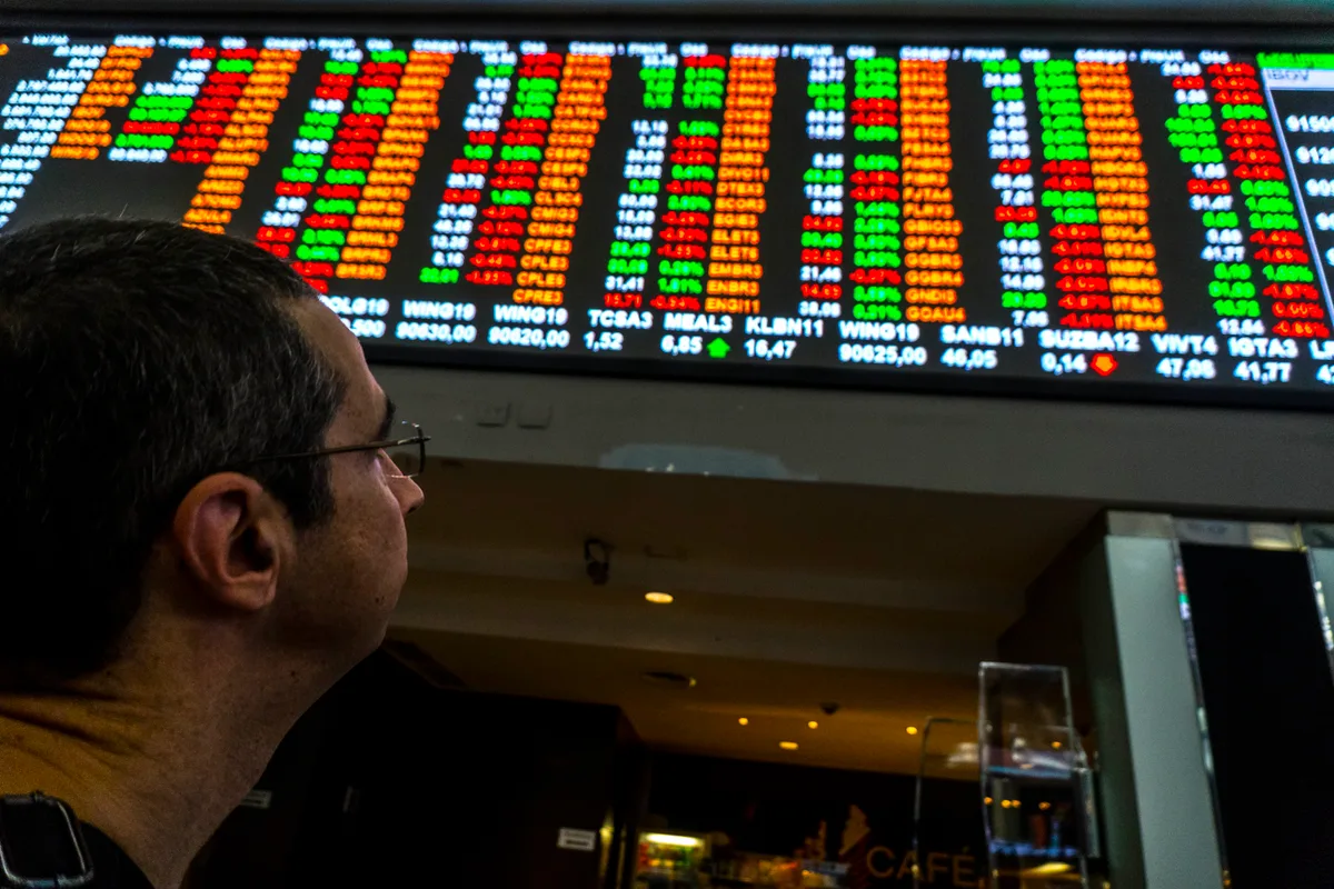 Ibovespa despenca 2,5% e dólar salta 1% com cenário eleitoral e alerta do JP Morgan