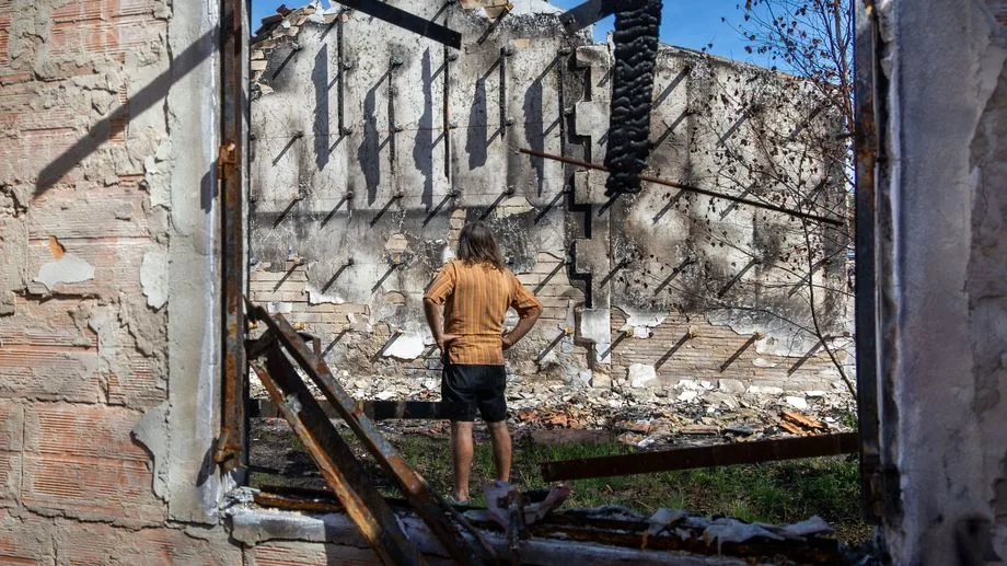 "Il faut se battre" : deux mois après le mégafeu en Gironde, les sinistrés du Porge face au défi de la reconstruction