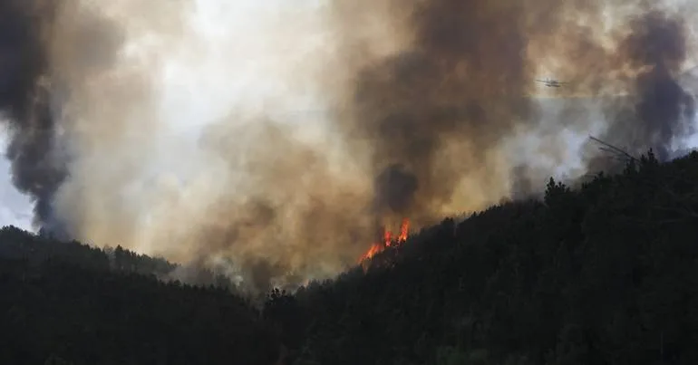 Fogo em Portel com uma frente ativa a ceder aos meios