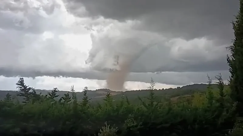 Quitter sa voiture, se placer loin des fenêtres... Quels comportements adopter face à une tornade?
