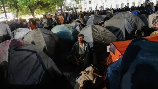 Protesto até dezembro e greve geral? Porto e Lisboa não desmontam tendas
